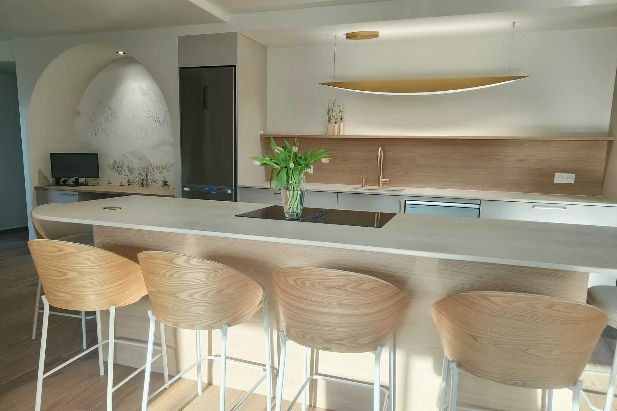 une cuisine sur mesure équipée moderne à la Tour-de-Salvagny