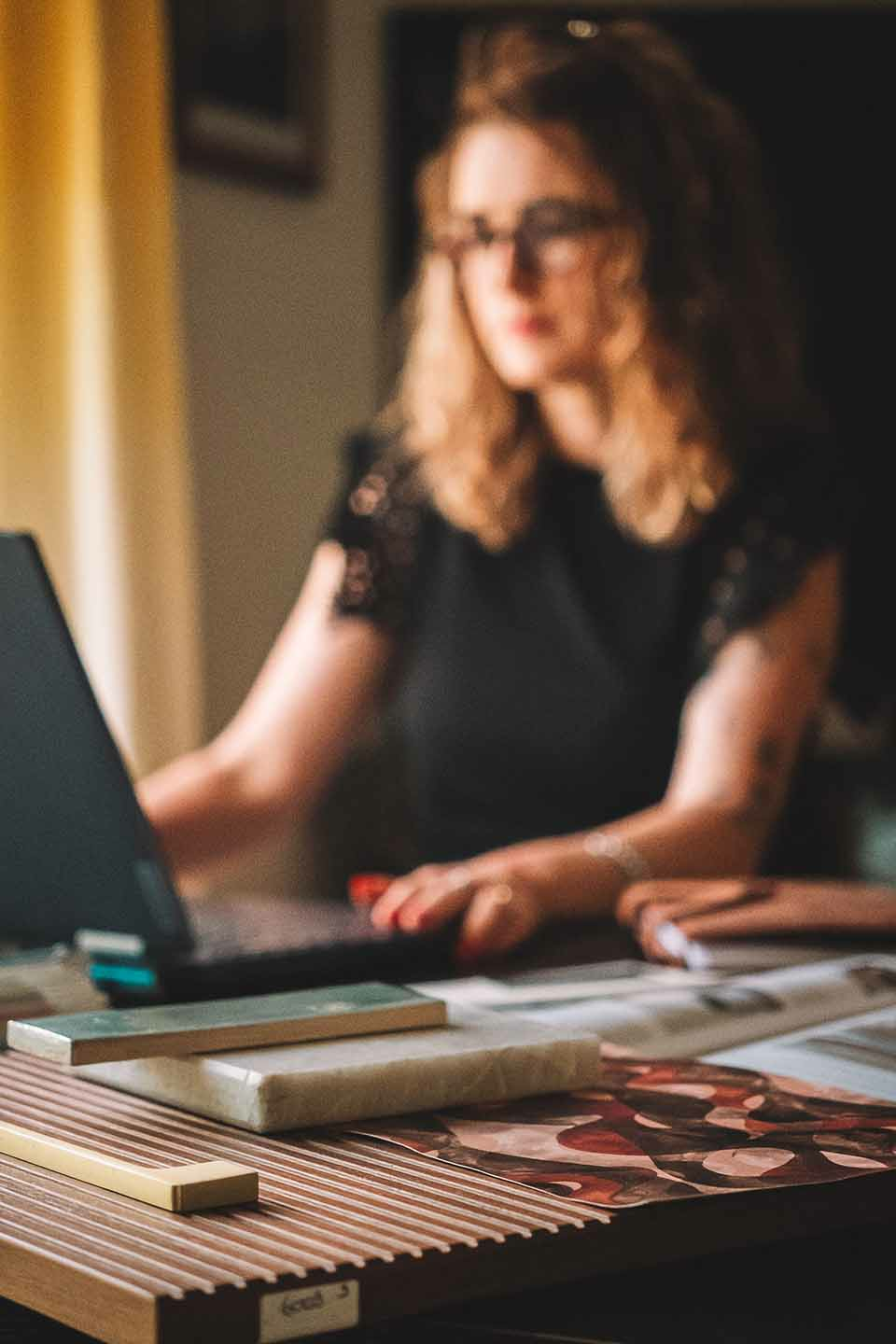 la créatrice du studio emess au travail