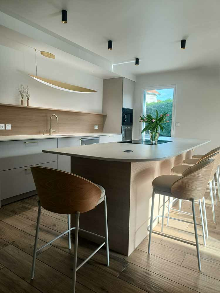 une cuisine équipée sur mesure moderne à la Tour-de-Salvagny