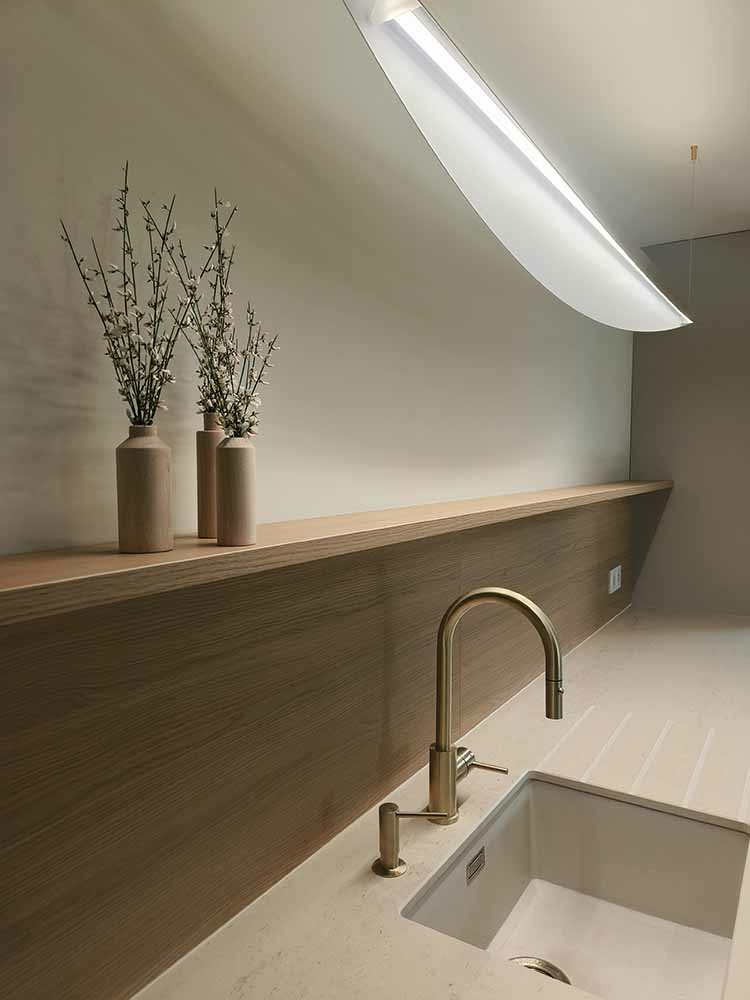 une cuisine équipée sur mesure moderne à la Tour-de-Salvagny