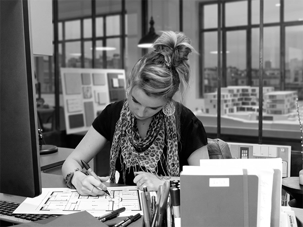une jeune architecte d’intérieur dessine un plan